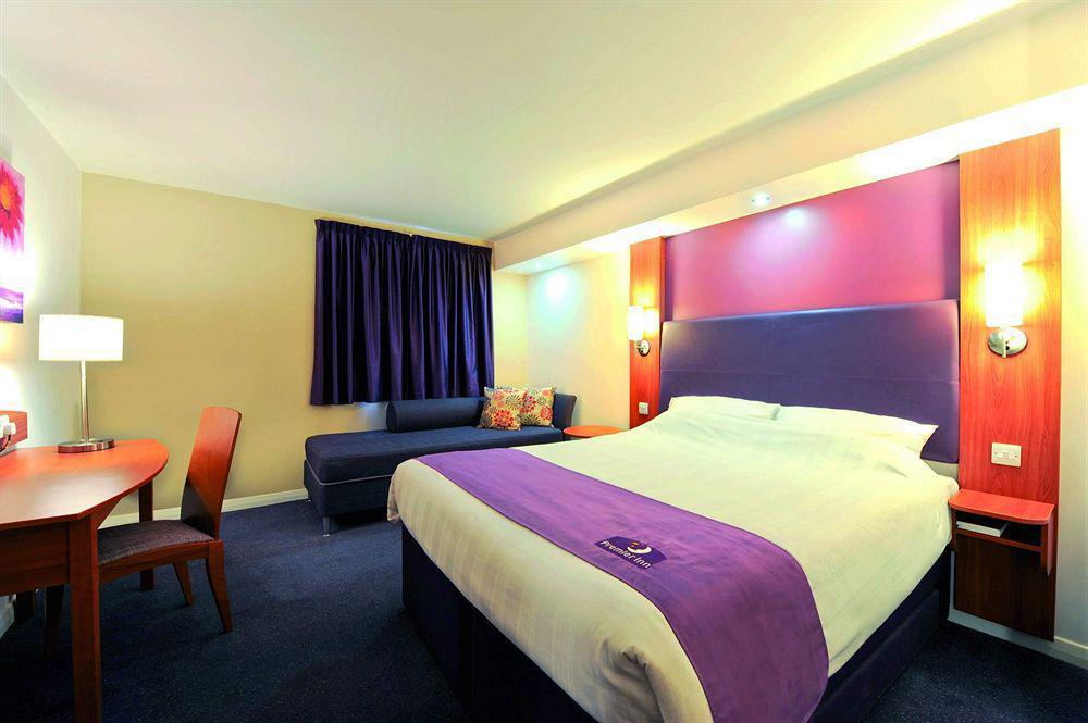 Premier Inn Abu Dhabi Capital Centre Exterior foto